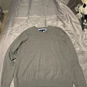 Suéter gris Tommy Hilfiger para hombre - Imagen 1 de 3
