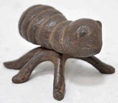 Estatuilla de insecto hormiga pequeña de hierro de colección original antigua grabada a mano Foto 1 de 4