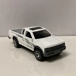 1995 95 Nissan Hardbody D21 Pickup Collectible 1/64 Scale Diecast Diorama Model - Picture 1 of 4