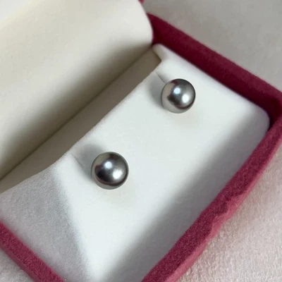 Orecchini a perno rotondi argento-grigio perle di Tahiti 8,1/8,2 mm oro giall... - Immagine 1 di 4