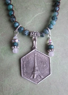Colar Pingente Torre Eiffel Gemas de Granito Verde Turquesa por Princesa Camponesa - Imagem 1 de 4