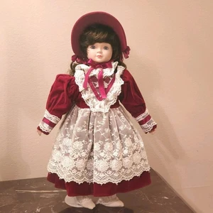 Muñeca vintage de porcelana de 14" con pelo castaño y ojos azules en soporte - Imagen 1 de 9