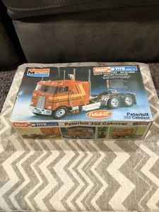 VINTAGE NEU in OPEN BOX MONOGRAM SNAP TITE PETERBILT 352 CABOVER MODELLBAUSATZ - Bild 1 von 4