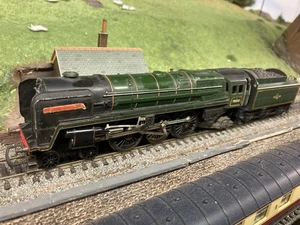Tri-ang R259 Britannia Class Loco & Tender, Re Numbered 70010 Owen Glendower. - Picture 1 of 9