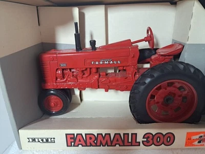 1/16 Farmall 300 Tractor W/ Narrow Front 1/16 scale - Image 1 of 4