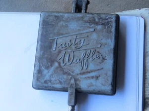 VINTAGE  Breakfast Pan for Tasty Waffles WITH WOODEN HANDLES JAFFLE MAKER - Picture 1 of 4