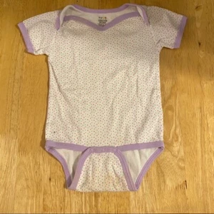 Gepunkteter Body lila rosa grün Wee Essentials Einteiler - Bild 1 von 4