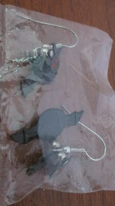 Par de PENDIENTES DE MURCIÉLAGOS Y CALAVERAS~Nuevos en Paquete - Imagen 1 de 3