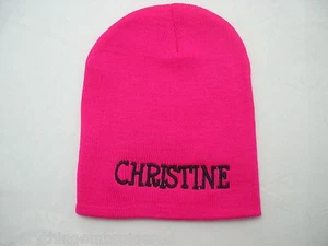 Rosa Beanie PERSONALISIERT Stretch Strick MÜTZE CAP SKULL bis zu 3 Wörter bestickt Nu - Bild 1 von 2