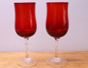 2 bicchieri da vino trasparenti rubino forma tulipano gambo ritorto Morgantown ? - Foto 1 di 2