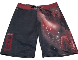 Pantaloncini Tatuaggio Affliction Spirit 36 Rosso Elasticizzato Grafica con Charm Teschio - Foto 1 di 17