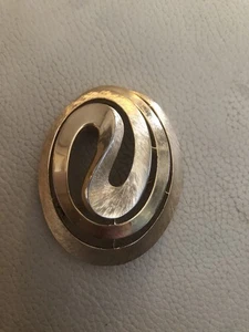 Broche Trifari vintage tono dorado - Imagen 1 de 4