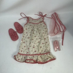 Charmin Chatty Cathy Pyjama Party Outfit 60er Jahre Hausschuhe, Lockenwickler, Haarnetz sehr guter Zustand - Bild 1 von 15