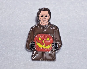 Michael Myers Horrorfilm Figur hält Halloween Kürbis Emaille Metall Pin - Bild 1 von 2