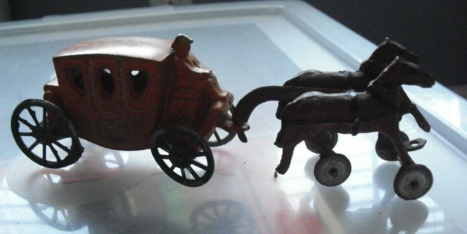 Raro entrenador real de metal de aguanieve de colección de los años 20 dibujado por caballos de 6 1/2" de largo Foto 1 de 3