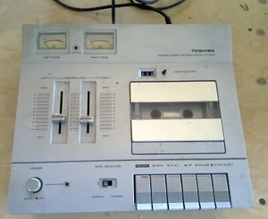 Toshiba modello PC-3110 lettore/registratore cassette - Foto 1 di 5