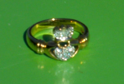 AVON ВИНТАЖНЫЙ ИРЛАНДСКИЙ РУКИ КОЛЬЦО ЗОЛОТОЙ ТОН ДЕРЖА КОРОНОВАННОЕ СЕРДЦЕ ПРОЗРАЧНЫЕ КРИСТАЛЛЫ CZ - Изображение 1 из 4