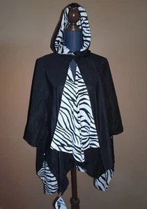 Rainraps wendbar schwarz weiß Zebramuster Kapuze Regen Cape Poncho Einheitsgröße Neu mit Etikett - Bild 1 von 7