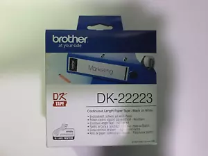 Rollo de papel original Brother DK22223 adhesivo continuo negro sobre blanco 50 - Imagen 1 de 1