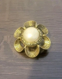 Schöne runde Band Stil Modeschmuck Brosche mit Imitat Perle  - Bild 1 von 3