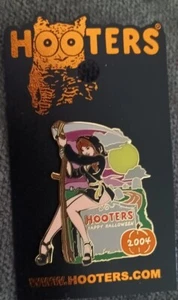Hooters Hollowen Witch Girl 2004 *NUEVO* en embalaje original y tarjeta. - Imagen 1 de 6