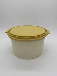 Vintage Round Tupperware Cake Harvest Gold #684-68 - Picture 1 of 7