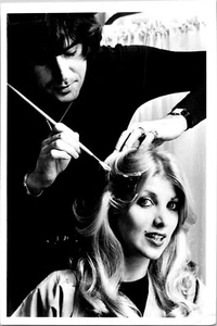 1976 Press Photo Singer Lynsey de Paul and Colourist Daniel London UK 6x8 - Picture 1 of 2