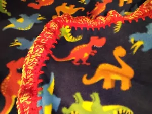 Coperta neonato con volant all'uncinetto rosso blu arancio giallo dinosauri - ragazzo ragazza - Foto 1 di 7