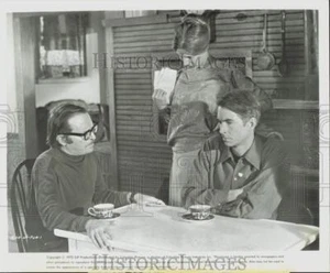 1973 Pressefoto Sidney Lumet, Blythe Danner, Anthony Perkins am Filmset - Bild 1 von 2