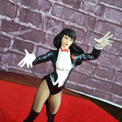 DC Direct - DC Universe Online - Estatua de Zatanna Foto 1 de 4