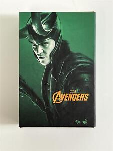Hot Toys Loki Avengers 1:6 Bilancia Scatola Art Magnete