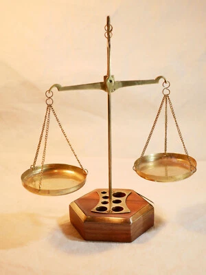 Joli et ancien trébuchet changeur bijoutier balance pesée - balancier en laiton - Photo 1/4