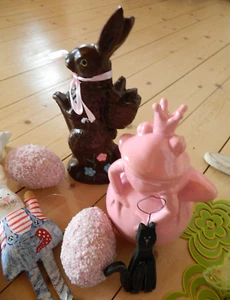 Oster Deko Konvolut 27 Teile Holz Zink Eier Hase Impressionen Räder Frosch rosa - Bild 1 von 8
