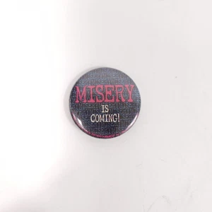 Vintage Misery Is Coming Stephen King Film Promo Pin Pinback Button - Bild 1 von 3