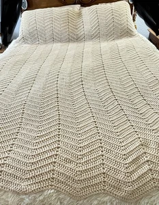 COPERTA vintage CROCHET nonna afgana Zig Zag Chevron BEIGE crema 63”x85” - Foto 1 di 9