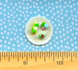* Pequeño plato de vidrio miniatura para casa de muñecas de Sue's hecho a mano Petite Fours # 31 - Imagen 1 de 2