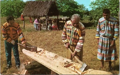 Postal Florida Nativo Americano - Indios Seminole haciendo una canoa excavada  Foto 1 de 2