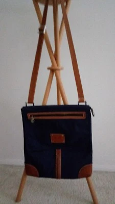 Bolso de mano Guess Messenger Foto 1 de 4