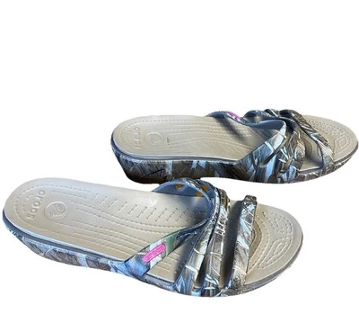 Nuevo Para Mujer Crocs Rhonda Tirantes Camuflaje Tacón de Cuña Nuevo Sin Etiqueta Talla 9 W Foto 1 de 4