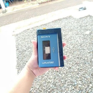 Reproductor de casete Sony Walkman TPS-L2 (azul con estuche azul) totalmente funcional - Imagen 1 de 8
