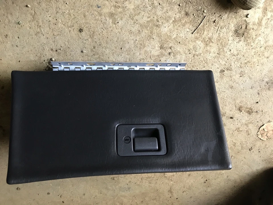 Guantera Lincoln Mark VIII 97 98 compartimento de almacenamiento  Foto 1 de 2