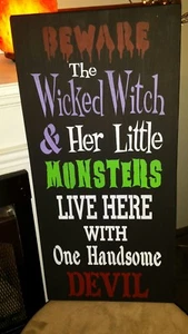 Letrero de madera de Halloween Cuidado con la bruja malvada y sus monstruos un apuesto diablo - Imagen 1 de 1