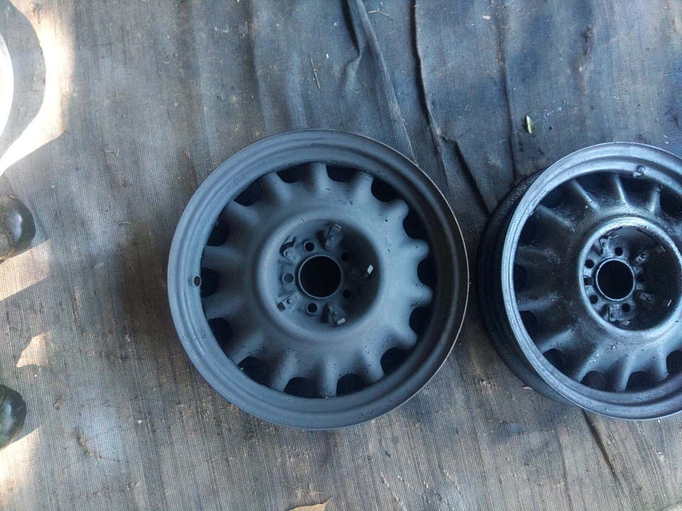 Dos llantas de artillería Chevrolet 1935 1936 17" 5 orejetas llantas de 3 1/4" de ancho Foto 1 de 4