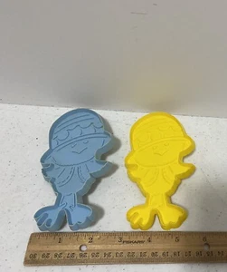 2 Hallmark Easter Cookie Cutters Hard Plastic Chicks Vintage 1975 Blue & Yellow - Picture 1 of 5