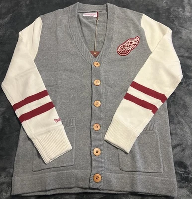Suéter Cardigana Pequeño Mitchell & Ness Detriot Alas Rojas Para Hombres Gris Cuello en V Retro Foto 1 de 4