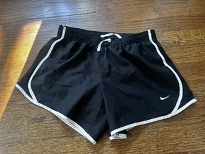 Pantaloncini da corsa Nike taglia L Large Tempo giovani ragazze Dri FIT foderati nero bianco orlo - Foto 1 di 5