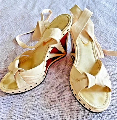 Sandalias de cuña vintage Fendi de cuero crema 38,5, tacones con tachuelas envolventes, Italia Foto 1 de 4