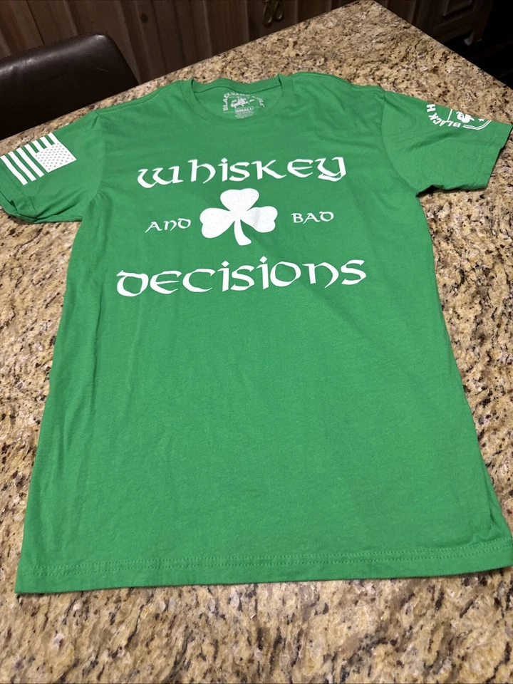Camiseta Black Hawk Down Whisky y malas decisiones verde irlandesa talla pequeña Foto 1 de 4