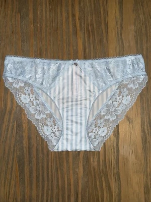 Nuevo con etiquetas Victoria's Secret Body By Victoria Azul Blanco Rayas Encaje Bikini Panty L Foto 1 de 4