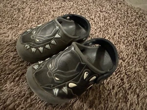 Zoccoli Crocs Youth MARVEL Black Panther per bambini taglia C 9 scarpe slip on grigio Wakanda - Foto 1 di 5